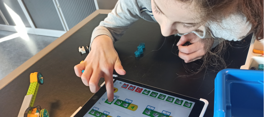 meisje met LEGO-blokjes en tablet