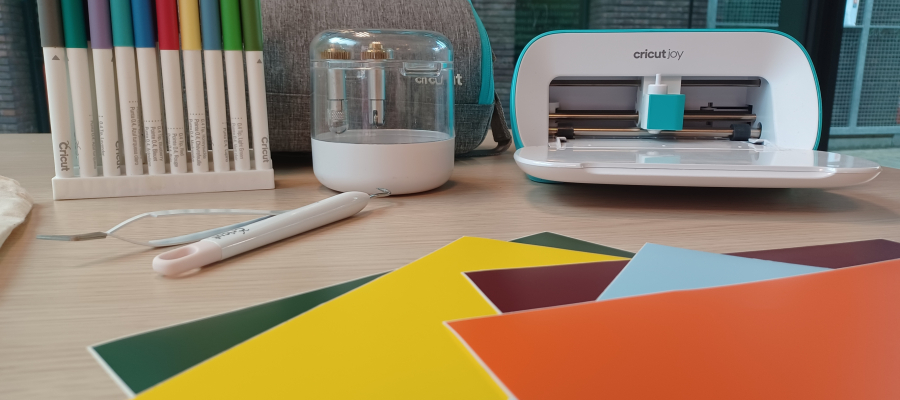 stiften, digitale gizmo en gekleurd papier