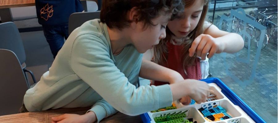 Jongen en meisje werken samen aan een LEGO-robot