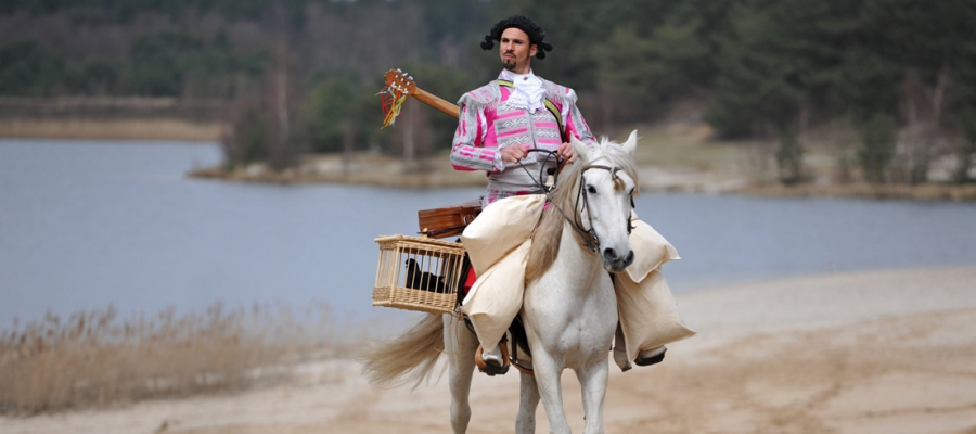 Ramon rijdt op het witte paard van Sinterklaas op een strand