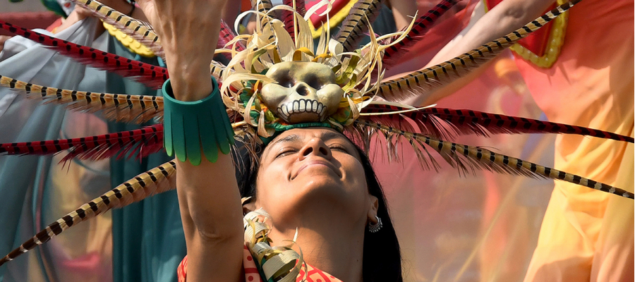 meisje in een kleurrijke optocht tijdens de Día de Muertos in Mexico 