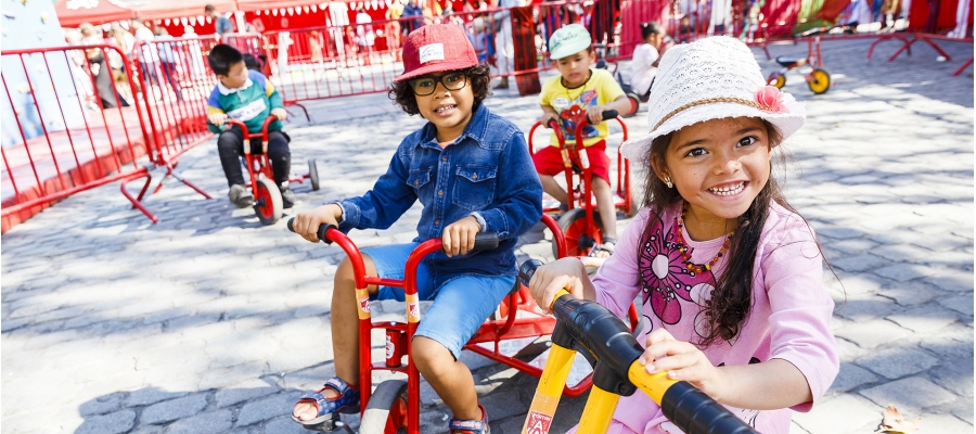 kinderen op een fietsparcours
