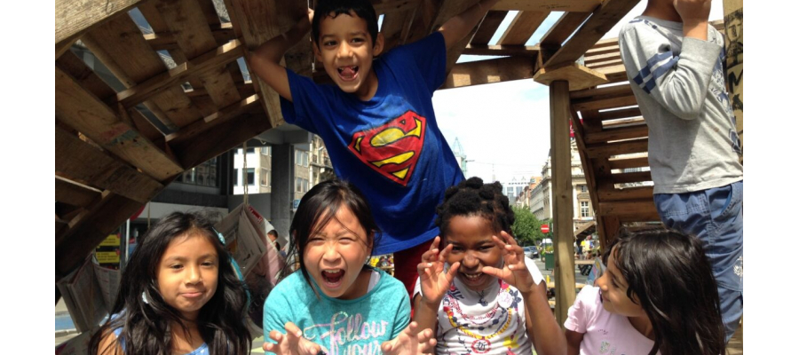 een groepje kinderen waarvan er eentje een superman-T-shirt aan heeft