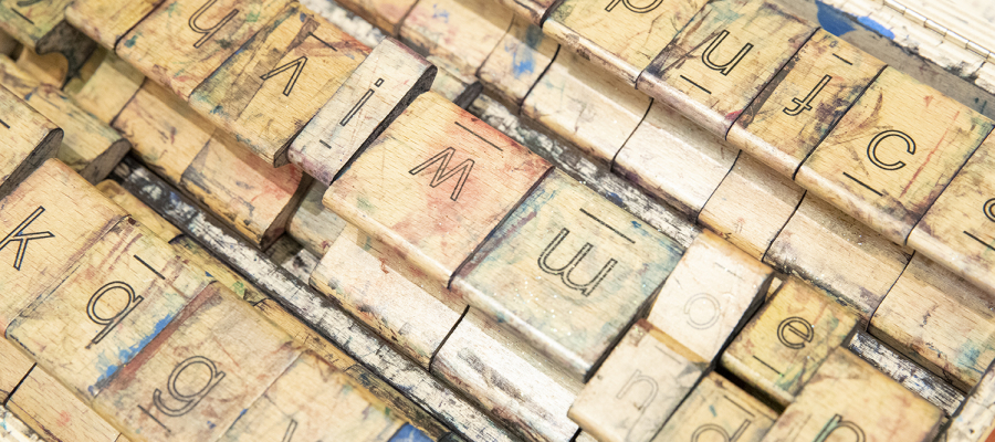 een verzameling houten blokjes met letters voor een drukpers 