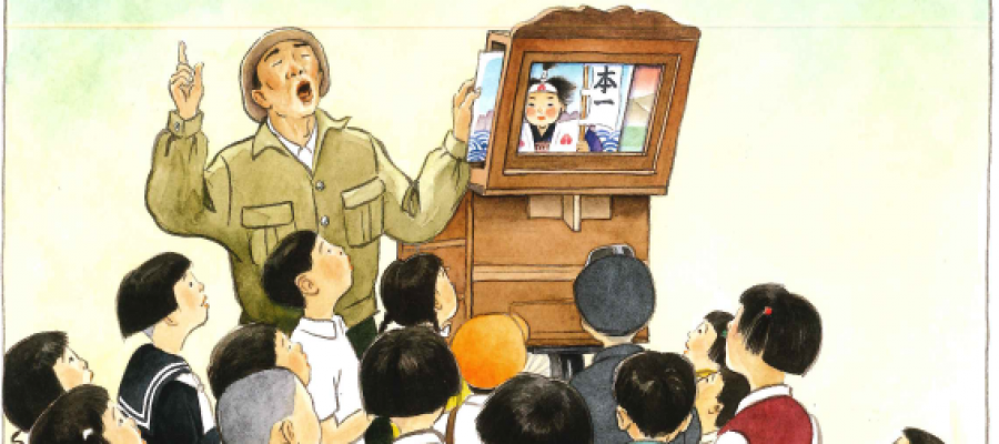 prent met Japanse kinderen en volwassenen rond een houten verteltheatertje, luisterend naar een verhalenverteller