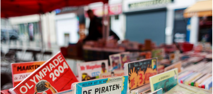 close-up van bakken met strips op het plein