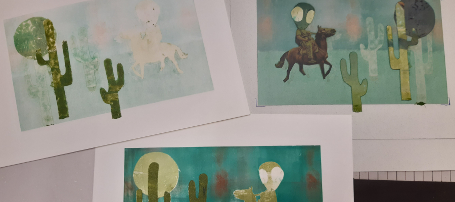 Een buitenaards wezen rijdt te paard door een landschap met cactussen. Drie keer dezelfde tekening, maar telkens met meer tinten groen toegevoegd.
