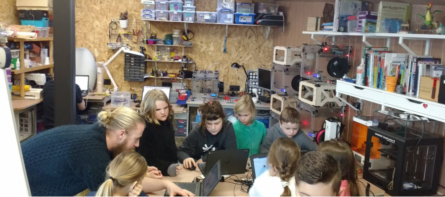 een leraar is een groep meisjes iets aan het tonen op de computer
