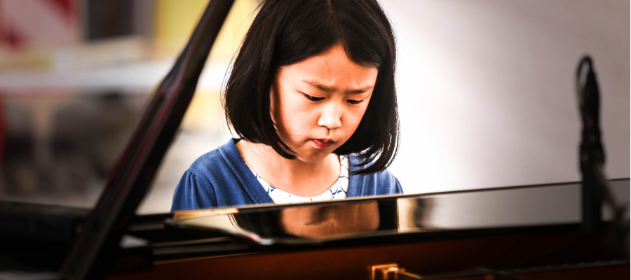 meisje speelt op een piano