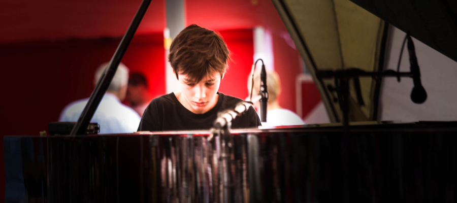 jongen speelt op een piano