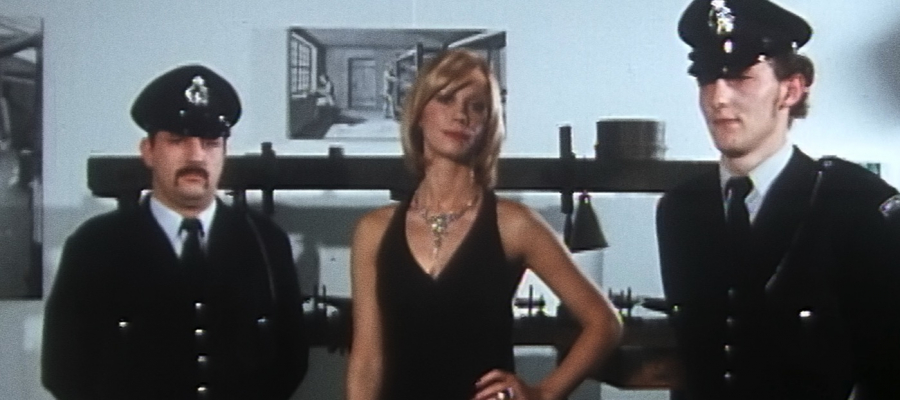 Still uit de documentaire Paradigma. Twee politieagenten flankeren een vrouw met een diamanten halssnoer. 