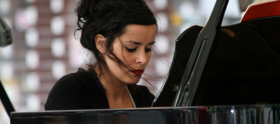 vrouw speelt op een piano