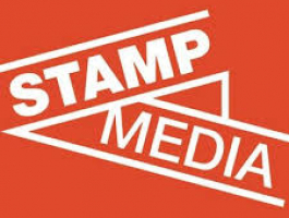 logo van stamp media met witte letters op oranje achtergrond