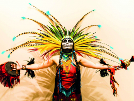 danseres uitgedost als Tonantzin, een godin uit de Azteekse mythologie