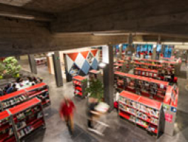 foto genomen van bovenaf in de bibliotheek